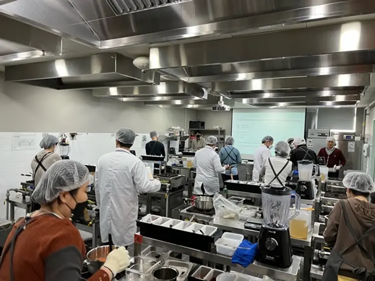 본죽 가맹점주들이 정기 교육을 받고 있다. [출처: 본아이에프]