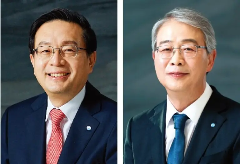 손태승 전 우리금융지주 회장(왼쪽)과 임종룡 현 우리금융지주 회장 [출처: 우리금융그룹]