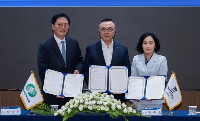 (사진 왼쪽부터) 박상신 DL이앤씨 대표, 황주호 한수원 사장, 임옥경 지평토건 사장이 영동양수발전소 건설공사 계약 체결식에서 기념 촬영을 하고 있다. (사진제공. DL이앤씨)