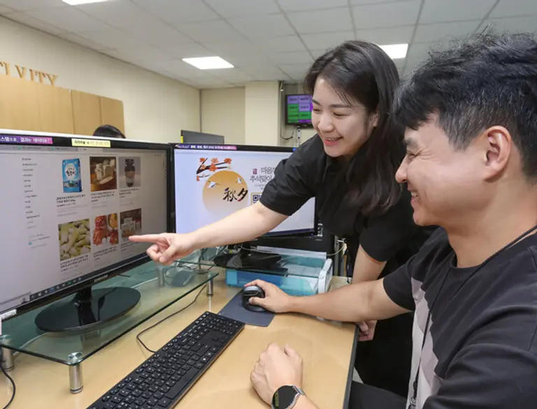 삼성 직원들이 추석 온라인 장터에서 상품을 구입하고 있다.