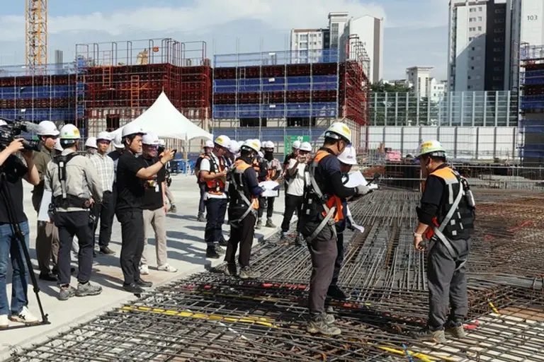 이 사진은 기사와 무관합니다. SH공사·서울시 현장점검단이 고덕강일 2단지 건설현장을 점검하고 있다. [출처: SH공사]