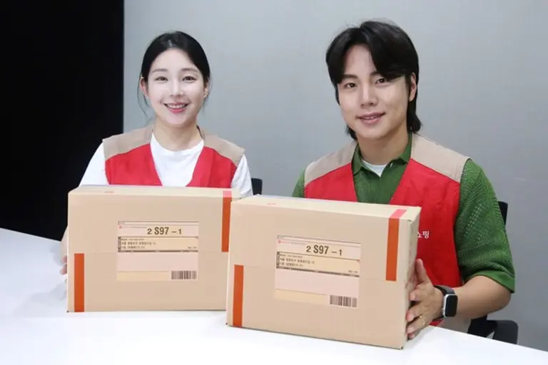 롯데홈쇼핑은 고객 개인정보 보호를 위해 운송장에서 고객 이름, 연락처를 제거한 