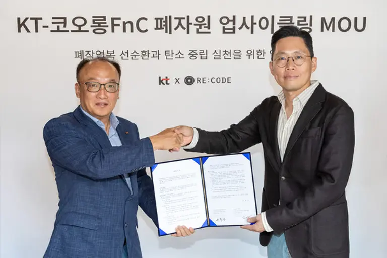 오태성 KT ESG경영추진실장(왼쪽)과 유동주 코오롱FnC ESG임팩트실장