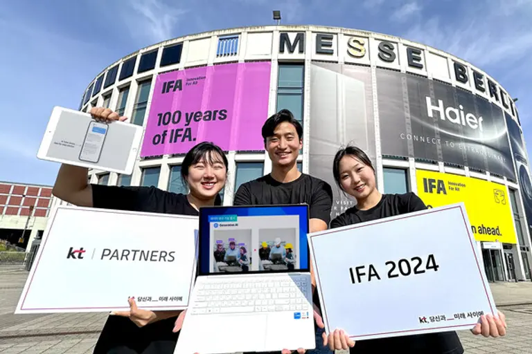 KT 관계자들이 IFA 2024가 개최되는 독일 베를린의 ‘메세 베를린(Messe Berlin) 앞에서 KT의 AICT 파트너스관 운영을 홍보하고 있다.