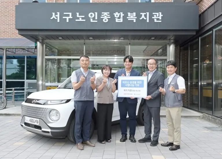 HDC현대산업개발이 3일 광주광역시 서구노인종합복지관에 복지 차량을 기부했다. (사진 왼쪽부터)최정환 HDC현대산업개발 광주도시철도 2호선 2단계 12공구 소장, 박혜진 서구노인종합복지관 과장, 서상우 서구노인종합복지관장, 신왕섭 HDC현대산업개발 실장, 정한효 HDC현대산업개발 A1현장소장. (사진제공. HDC현대산업개발)