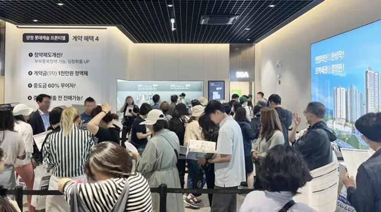 양정 롯데캐슬 프론티엘의 견본주택이 방문객들로 북적이고 있다. (사진제공. 롯데건설)
