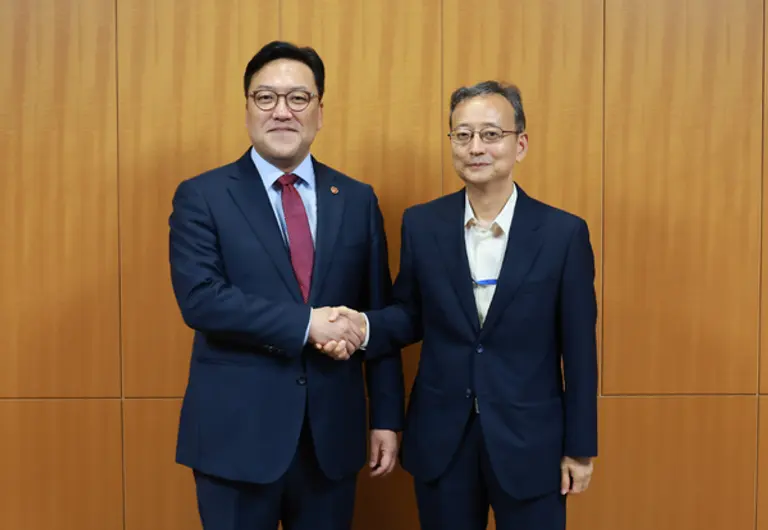 김병환 금융위원장(왼쪽)이 지난 3일 일본 도쿄 금융청 청사에서 이토 히데키 금융청장을 만나 한일 금융협력 강화에 뜻을 모았다. [출처: 금융위원회]