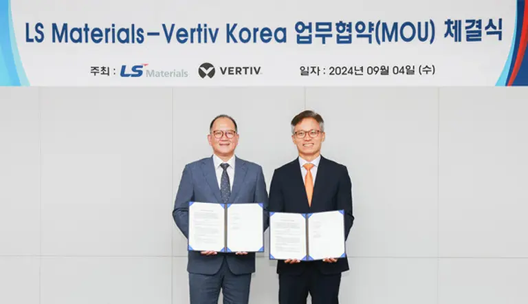 사진 4일 경기도 안양시 LS머트리얼즈 본사에서 진행된 IDC 사업협력 업무협약(MOU)에서 홍영호 LS머트리얼즈 대표(왼쪽)와 김성엽 버티브코리아(Vertiv) 사장이 기념 촬영을 하고 있다. (사진제공. LS머트리얼즈)