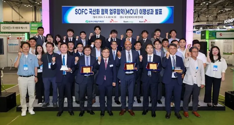 4일 부산 BEXCO에서 열린 SOFC 국산화 협력 이행성과 발표회에서 SK에코플랜트와 한국수력원자력, 블룸에너지, 블룸SK퓨얼셀 관계자들이 기념촬영을 하고 있다. (앞줄 왼쪽 3번째부터) 김정훈 SK에코플랜트 솔루션BU 대표, 윤상조 한국수력원자력 그린사업본부장, 사티시 치투리(Satish Chitoori) 블룸에너지 COO(Chief Operations Officer), 김세준 블룸SK퓨얼셀 부사장 (사진제공. SK에코플랜트)