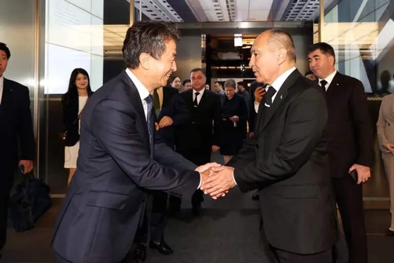 대우건설 백정완 사장(왼쪽)이 투르크메니스탄 데리야겔디 오라조프 아르카닥 신도시 건설위원장과 인사를 나누고 있다. (사진제공. 대우건설)