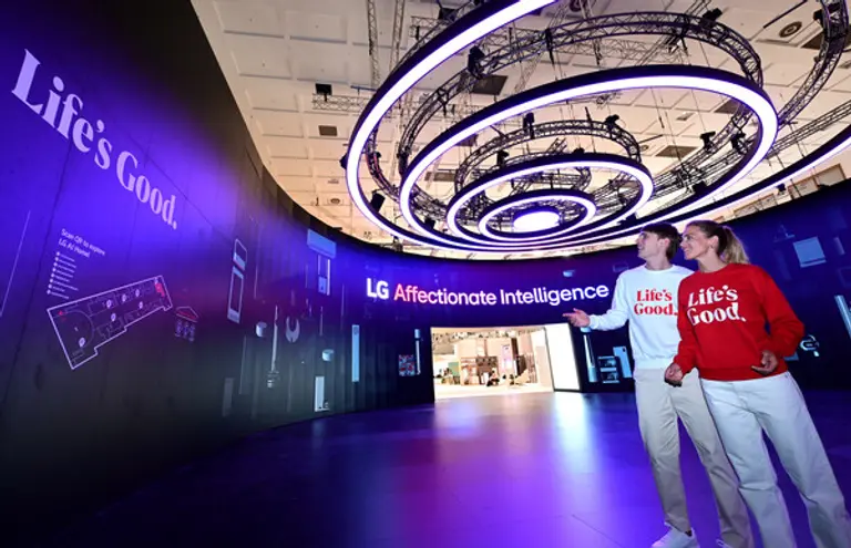 델이 전시가 열리는 독일 메세 베를린(Messe Berlin) 내 LG전자 전시관 입구인 