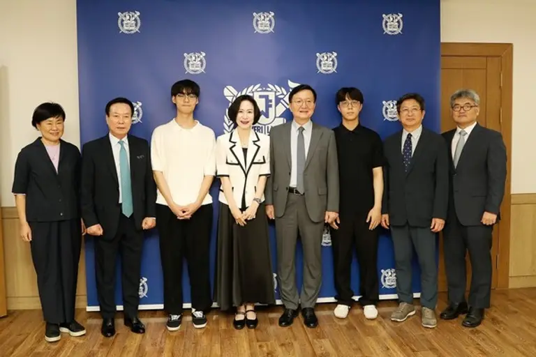 왼쪽부터 유준희 학생처장, 이승훈 이사장, 장학생, 장혜선 이사장, 유홍림 총장, 장학생, 김성규 교육부총장, 지의규 학생부처장