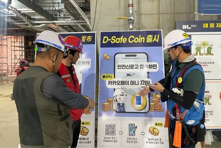 DL이앤씨 건설현장 근로자들이 안전신문고로 신고하는 모습 (사진제공. DL이앤씨)