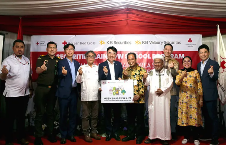 인도네시아 탕에랑시 알 아야니야 고등학교에서 KB증권 이홍구 대표이사(왼쪽 다섯 번째)와 탕에랑시 누르딘 시장(왼쪽 여섯 번째) 및 관계자들이 KB증권 ‘무지개교실’ 완공식을 진행하며 기념촬영을 하고 있다.