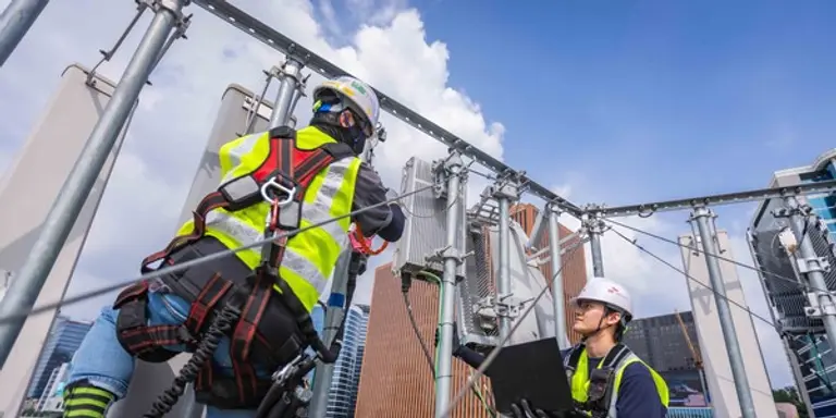 SK텔레콤과 SK오앤에스 엔지니어가 서울역 인근에서 통신장비를 점검하는 모습