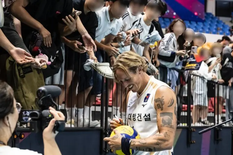 8일 경기 종료 후 팬에게 사인을 해주고 있는 베로 발리 몬차 팀의 테일러 에이브릴 선수 (사진제공. 대방건설)