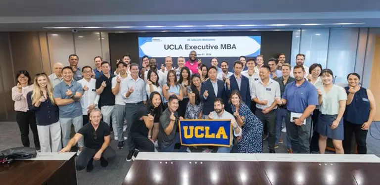 UCLA MBA 학생들과 교수진이 SK T타워에서 단체 기념사진을 촬영하고 있는 모습
