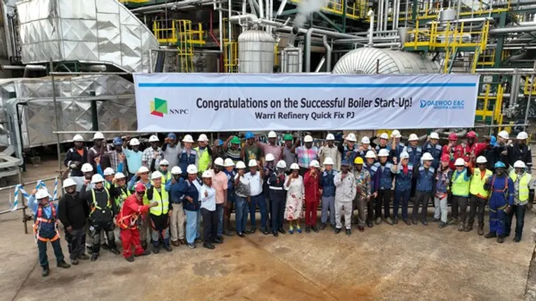 나이지리아 와리 정유시설 긴급 보수공사 현장의 직원들이 보일러 가동 축하를 기념하며 사진을 촬영하고 있다. (사진제공=대우건설)