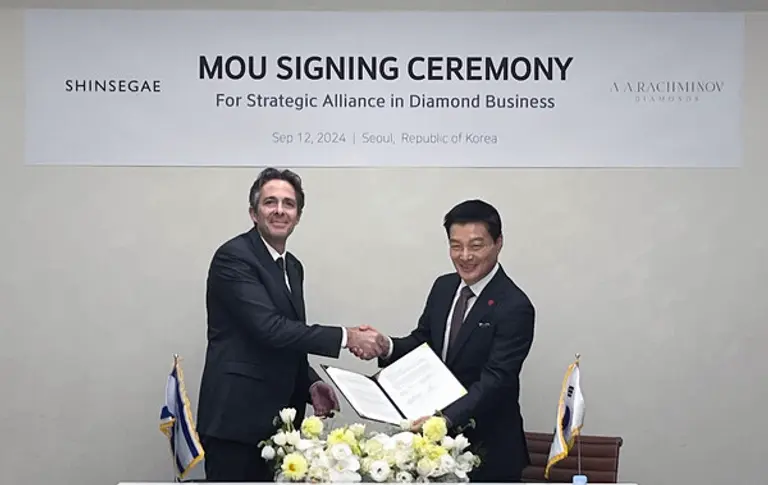 신세계백화점이 글로벌 다이아몬드 도매업체 라흐미노프사와 전력적 파트너십을 체결했다. 신세계백화점 박주형 대표(오른쪽)와 라흐미노프사의 오리 라흐미노프 대표. (사진제공=신세계백화점)