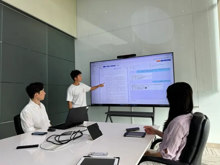 포스코이앤씨 직원들이 AI 입찰문서 검토시스템을 활용해 문서를 검토하고 있다. (사진제공=포스코이앤씨)