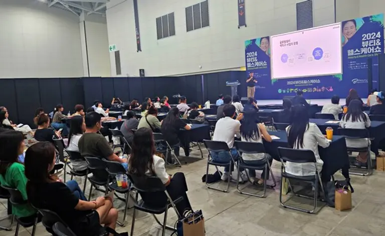  에듀윌이 ‘2024 뷰티&헬스케어쇼’에 참가해 ‘K-뷰티 글로벌 이커머스 시장 진출 & 글로벌 유통 실무자 과정’에 대해 설명하고 있다. 