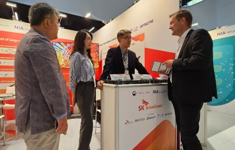 SK브로드밴드 관계자가 관람객에게 광통신 장비를 소개하고 있는 모습