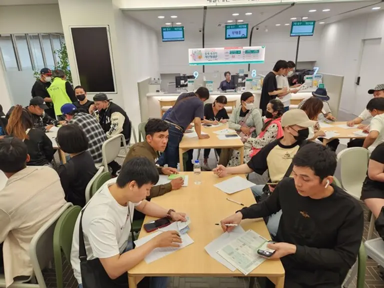일요일에 문을 연 하나은행 천안역 지점이 외국인들로 가득하다. 평일에 보지 못한 은행 업무를 보기 위해 순서를 기다리고 있다. [출처: 하나은행]