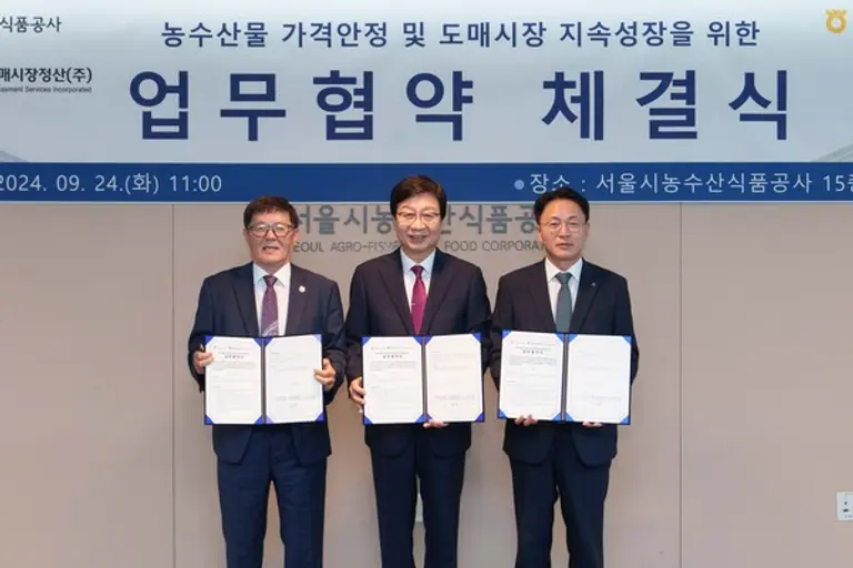 24일 서울 송파구 가락동 서울시농수산식품공사에서 열린 협약식에 참석한 NH농협은행 이석용 은행장(오른쪽부터), 서울시농수산식품공사 문영표 사장, 서울농수산물도매시장정산㈜ 정환수 공동대표다. [출처: NH농협은행]