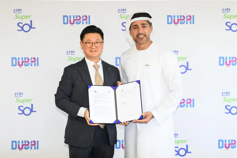 신한금융그룹은 23일 서울 을지로 신한카드 본사에서 두바이 경제관광부와 ‘여행 고객 대상 공동 마케팅’을 위한 업무협약을 체결했다. 이날 행사에 조문일 신한은행 슈퍼SOL플랫폼본부장(왼쪽)과 이쌈 카짐(Issam Kazim) 두바이 경제관광부 대표가 참석했다. [출처: 신한금융그룹]