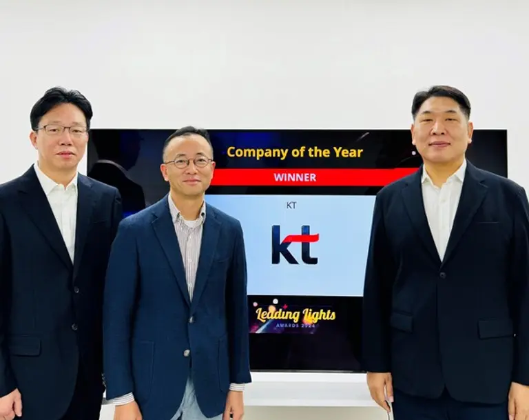 KT 네트워크기술본부장 구재형 상무(오른쪽 첫번째)를 비롯한 KT 임직원들이 리딩 라이트 어워즈 2024 수상 기념 촬영을 하고 있다.