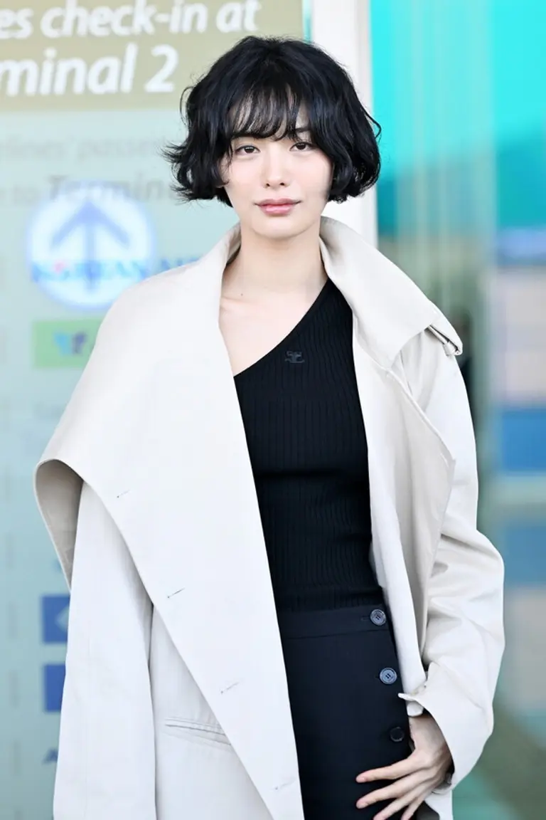 시크한 드뮤어 공항패션을 선보인 나나 (사진제공=꾸레쥬)