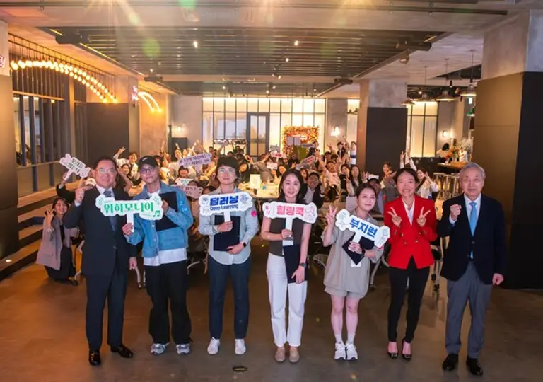 한화생명 홍정표 커뮤니케이션실 부사장(왼쪽 첫 번째), 대한암협회 이민혁 회장(오른쪽 첫 번째), 아산병원 김희정 교수(오른쪽 두 번째), 암경험청년 크루 대표 4명(가운데)이 지난 24일 서울 서초구 드림플러스 강남에서 열린 ‘암경험청년 돌봄 캠페인 위 케어 리셋’ 크루 발대식에 참석했다. [출처: 한화생명]