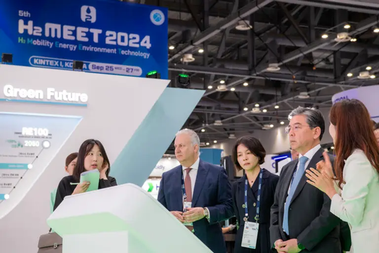 장재훈 현대차 대표이사 사장이 고양시 킨텍스에서 열린 ‘H2 MEET(H2 Mobility Energy Environment Technology) 2024’ 행사에서 현대차그룹 부스를 둘러보고 있다.