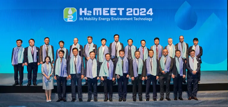 경기도 고양시 킨텍스에서 열린 H2 MEET 2024 개막식이 열렸다. (1열 좌측부터) 셜리 베가(주한 콜롬비아 대사관 상공관광부 참사관), 김동욱 부사장(현대차), 김재홍 회장(한국수소연합), 정태호 의원(더불어민주당), 이종배의원(국민의힘), 최남호(산업통상자원부 차관), 장재훈(현대차 사장), 강남훈(H2 MEET 조직위원장), 알레한드로(콜롬비아 대사), 이상훈 이사장(한국에너지공단), 천영수 대표(주식회사 엔케이텍) (사진제공=H2 MEET 조직위원회)
