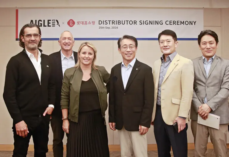 왼쪽부터 MF브랜즈그룹 티에리 기베르(Thierry Guibert) 대표, 디디에르 모우(Didier Maus) 회장, 에이글 발레이 다시에르(Valerie Dassier) 대표, 롯데홈쇼핑 김재겸 대표, 강재준 채널본부장, 윤지환 상품개발부문장