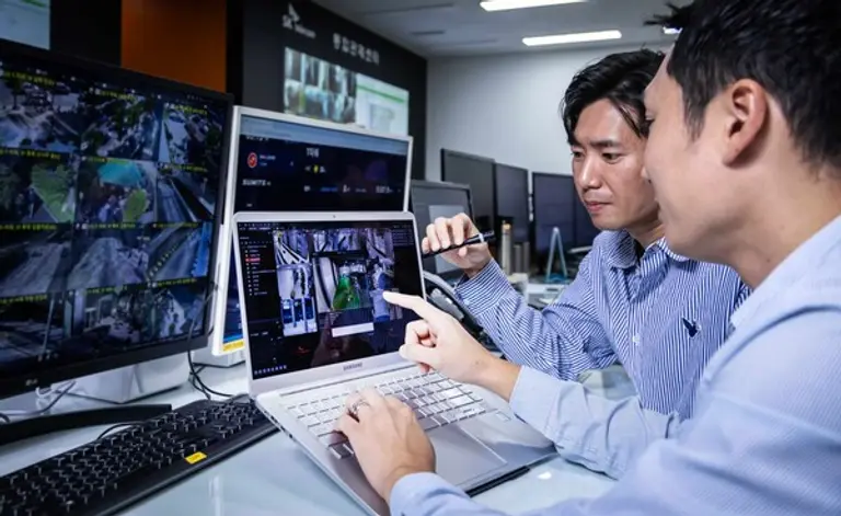 SKT 구성원들이 AI CCTV 화면을 분석하며, ‘AI 산업안전 패키지’를 테스트하고 있는 모습.