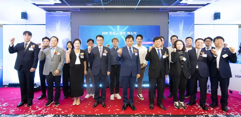 26일 광주시 동구 IBK창공 광주센터에서 열린 개소식에 김성태 IBK기업은행장(앞줄 왼쪽 네 번째), 정성택 전남대학교 총장(앞줄 왼쪽 다섯 번째), 이상갑 광주시 부시장(앞줄 오른쪽 네 번째) 등이 참석했다. [출처: IBK기업은행]