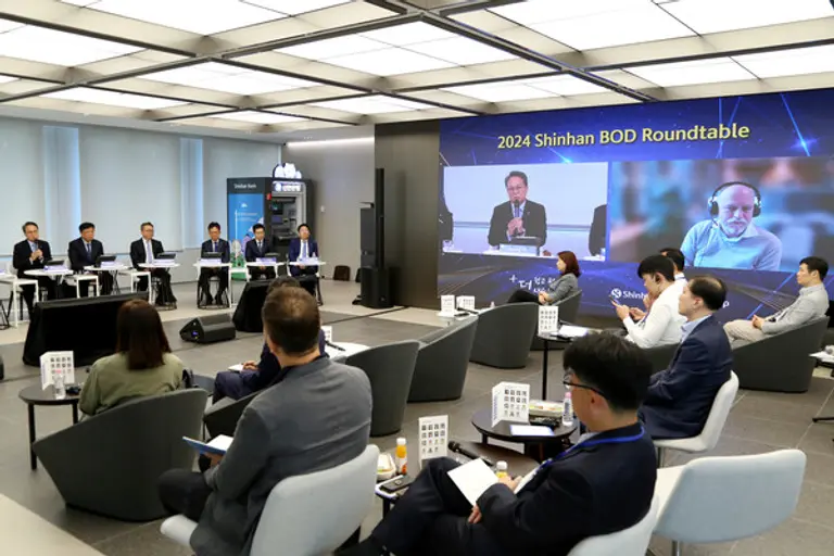 신한금융지주 이사회는 지난 26일 서울 여의도 신한투자증권 본사에서 50개 국내외 기관투자자를 초청해 라운드테이블을 열었다. 진옥동 신한금융그룹 회장이 비대면으로 참석한 외국인 기관투자자의 질문에 답하고 있다. [출처: 신한금융그룹]