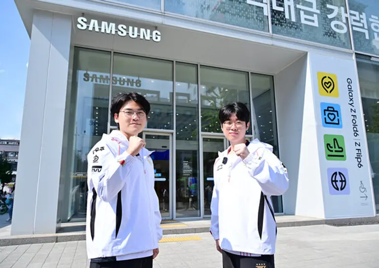 삼성스토어 홍대에서 T1 제우스, 구마유시 선수들이 기념 촬영을 하고 있다.