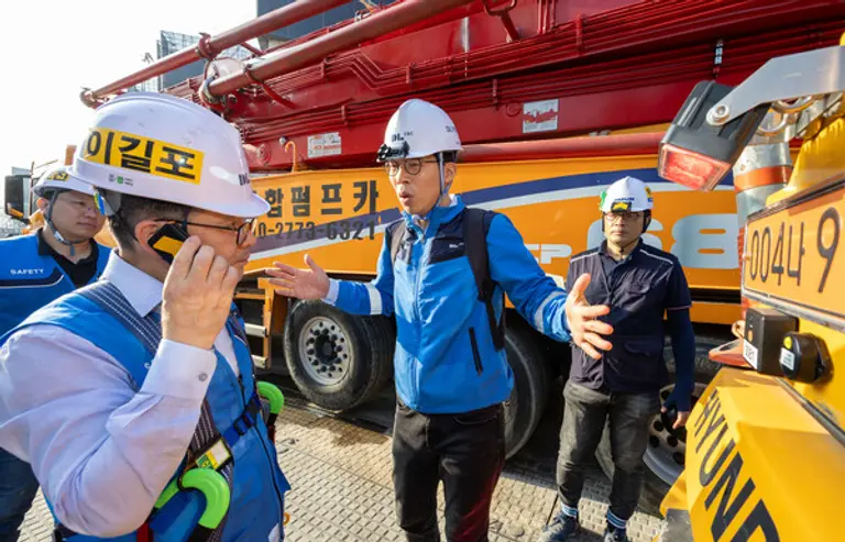 DL이앤씨 이길포 CSO(최고안전책임자)가 중장비 접근 시 안전삐삐에 전달되는 경고 알림을 체크하고 있다. (사진제공=DL이앤씨)