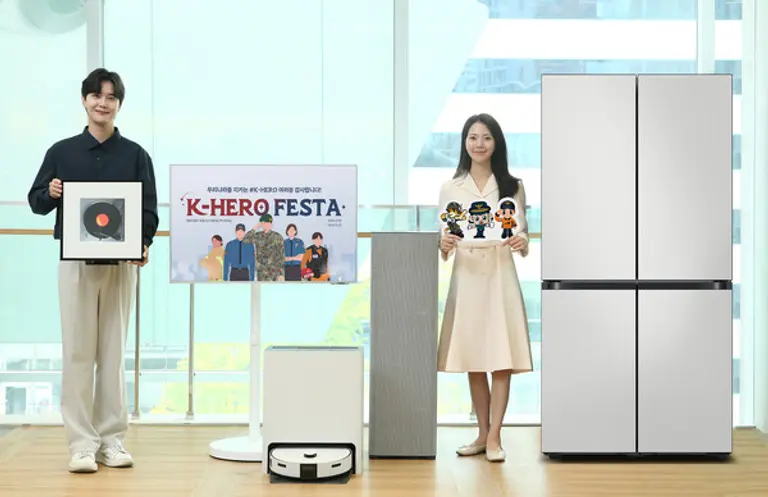 삼성전자 모델들이 삼성스토어 청담에서 군인∙경찰∙소방 공무원 대상으로 풍성한 혜택을 제공하는 