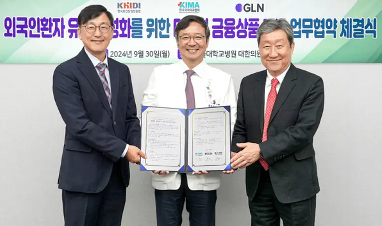 지난 9월 30일 업무협약식에 참석한 (왼쪽부터) 김경호 GLN 인터내셔널 대표이사, 김영태 한국국제의료협회 회장, 차순도 한국보건산업진흥원 원장이다. [출처: 하나은행]