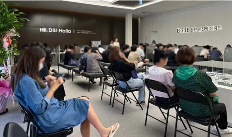 용인 둔전역 에피트’ 견본주택에서 계약순서를 기다리는 소비자(사진제공=HL디앤아이한라㈜)