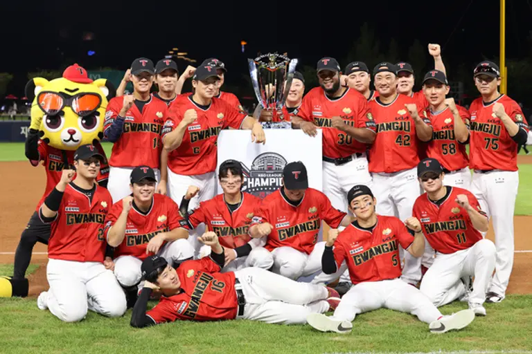 기아 타이거즈 선수들이 광주-기아챔피언스 필드에서 한국시리즈 출정식을 진행하는 모습