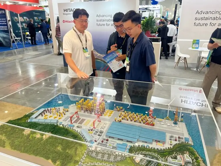 타이베이 난강 전시 센터에서 열린 ‘에너지 타이완 2024’ 전시회에 참가한 SK오션플랜트 관계자들이 부스를 찾은 관람객들과 이야기를 나누고 있다.(사진제공=SK오션플랜트)