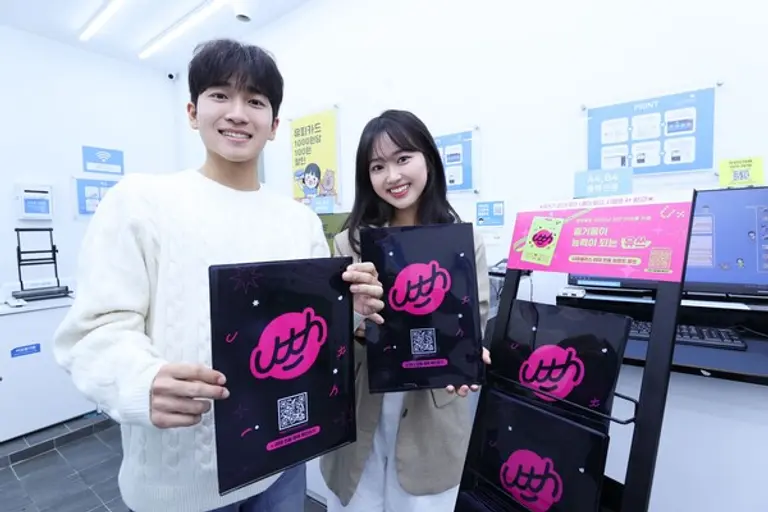 LGU+ 유쓰(Uth) 고객이 프린트카페 대치점에서 유쓰 브랜드 로고가 프린팅된 L자 파일을 이용하고 있는 모습.