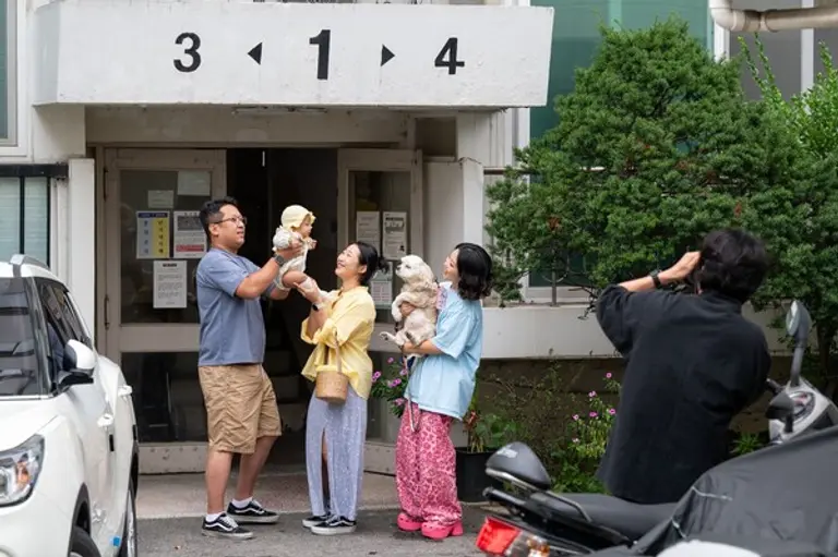 이주를 앞둔 서울 서대문구 홍제3구역 재건축 현장에서 가족사진을 촬영하고 있다. (사진제공=현대건설)