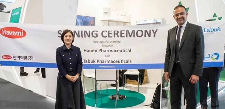 한미약품그룹 임주현 부회장과 타북(Tabuk Pharmaceuticals) CEO 이스마일 쉐하다(Ismail Shehada)가 이탈리아 밀라노에서 열린 세계 제약·바이오 박람회(CPHI 2024)에서 공식 사이닝 세레머니를 진행한 뒤 기념 사진을 촬영하고 있다. 