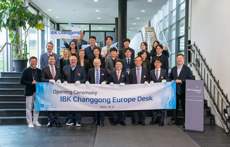 김인태 IBK기업은행 혁신금융그룹장(앞줄 오른쪽 네 번째)이 지난 8일 독일 잘란트 주에서 열린 ‘IBK창공 유럽데스크’ 현판식에 참석했다. [출처: IBK기업은행]