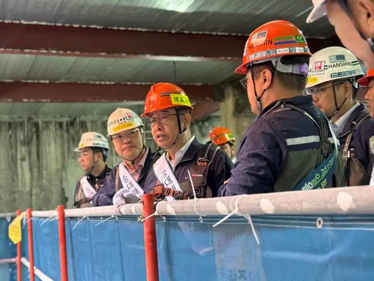 한신공영(주) 노량진 역세권청년주택 신축공사 현장의 중대재해 근절 ‘안전의 날’ 행사에 참석한 전재식 대표이사(왼쪽에서 3번째)